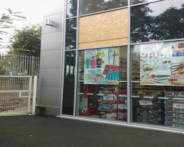 sécurisation provisoire de vitrine de magasin par contre plaqué au Havre
