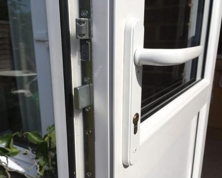 Remplacement d' une serrure 3 points sur porte d' entree Pvc Rue Maréchal Joffre Le Havre 76600-ab fermetures